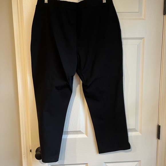 🌸 Susan Graver pull on crop pant in black. Size L. - Picture 2 of 4